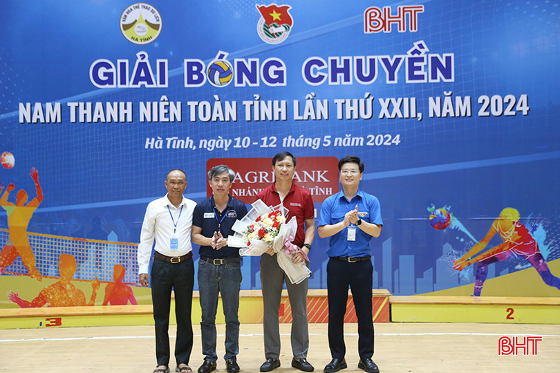 Ban tổ chức tặng hoa cho nhà tài trợ chính... 4.jpg