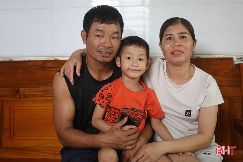 Anh Hoàng hạnh phúc bên gia đình nhỏ. a4.jpg