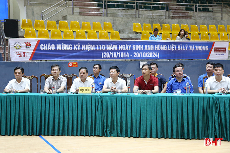 Đại biểu dự lễ khai mạc. 2.jpg