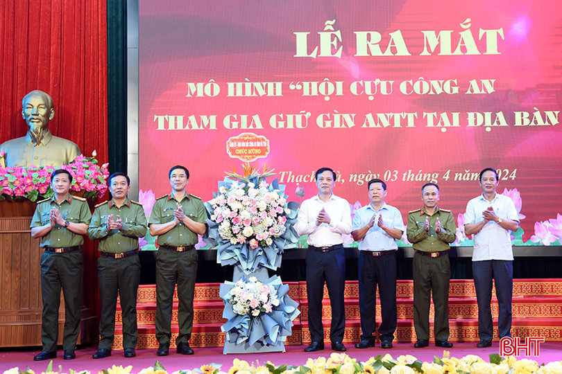 Ban Giám đốc Công an tỉnh tặng hoa chúc mừng mô hình. aDSC_3065 copy.jpg