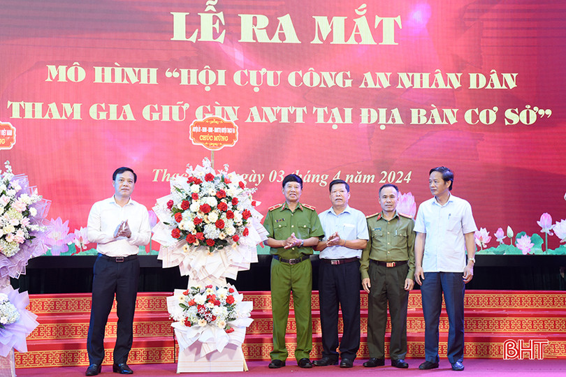 Thiếu tướng Vũ Hùng Vương - Phó Chủ tịch Thường trực Hội Cựu Công an nhân dân Việt Nam tặng hoa chúc mừng tại lễ ra mắt mô hình. aDSC_3059 copy.jpg