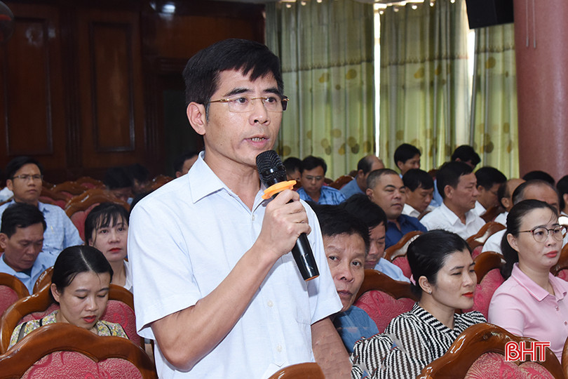 Cử tri Nguyễn Thế Phiệt - Giám đốc Trung tâm Y tế huyện Thạch Hà đề xuất các nội dung trên lĩnh vực y tế. DsSC_4132 copy.jpg