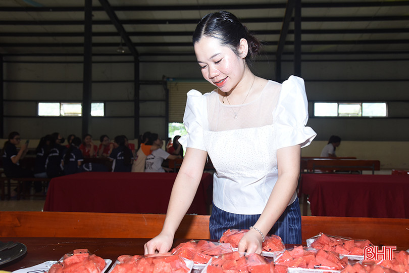 Em Souvannaphom Moukda, sinh viên K13 du lịch (Khoa Kinh tế - Đại học Hà Tĩnh) chuẩn bị tiệc liên hoan để vui tết cùng các bạn. DaSC_3587.jpg