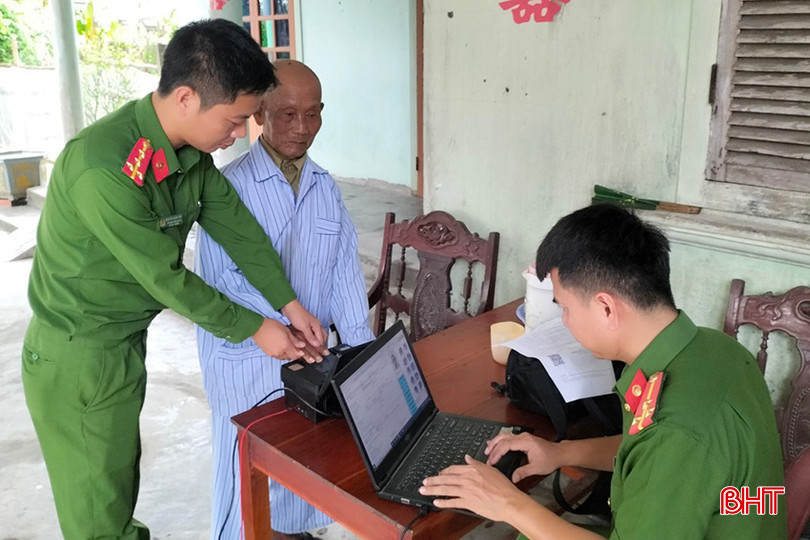 Đại úy Nguyễn Chân Tiệp và đồng nghiệp trực tiếp đến nhà hỗ trợ người dân làm căn cước công dân. Nguyen Chan Tiep 1 copy.jpg