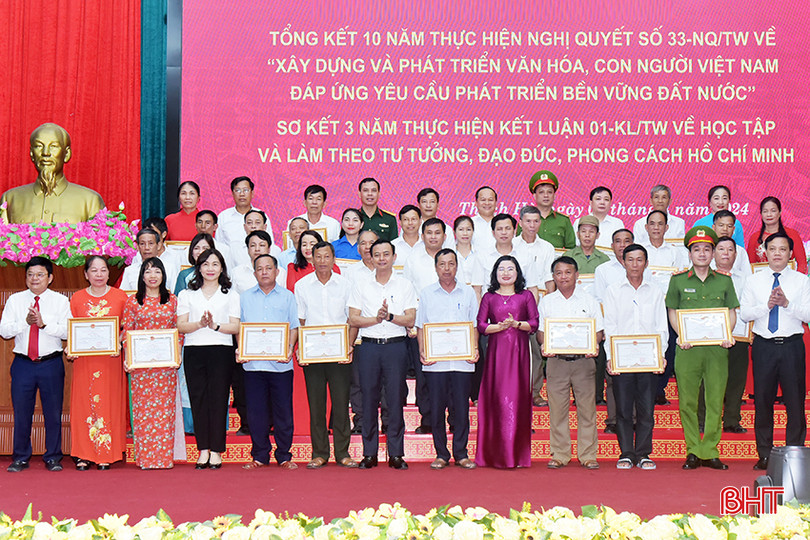 Huyện Thạch Hà luôn kịp thời tôn vinh các điển hình về học tập và làm theo tư tưởng, đạo đức, phong cách Hồ Chí Minh (Trong ảnh: Thạch Hà vinh danh các tập thể, cá nhân tại hội nghị sơ kết 3 năm thực hiện Kết luận 01-KL/TW về học tập và làm theo tư tưởng, đạo đức, phong cách Hồ Chí Minh năm 2024). Huyện Thạch Hà luôn kịp thời tôn vinh các điển hình về học tập và làm theo tư tưởng, đạo đức, phong cách Hồ Chí Minh (Trong ảnh: Thạch Hà vinh danh các tập thể, cá nhân tại hội nghị sơ kết 3 năm thực hiện Kết luận 01-KL/TW về học tập và làm theo tư tưởng, đạo đức, phong cách Hồ Chí Minh năm 2024).