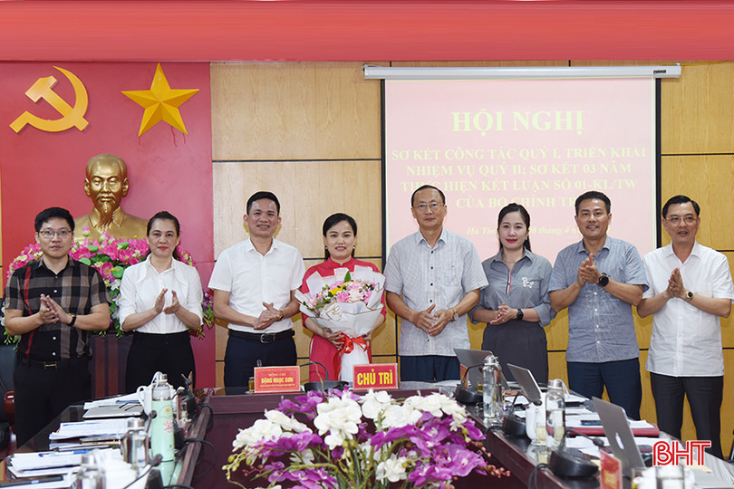 Đại diện các Ban Đảng Tỉnh ủy và Thường trực Đảng ủy Khối tặng hoa chúc mừng đồng chí Phan Thị Anh - tân Chủ nhiệm UBKT Đảng ủy Khối. aDSC_3422 copy.jpg