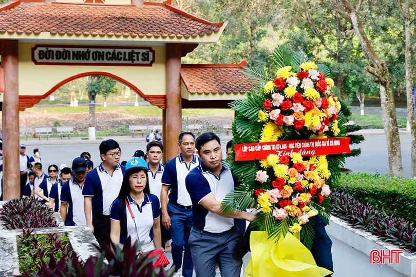 Đoàn dâng hương tại Ngã ba Đồng Lộc. aa111.jpg