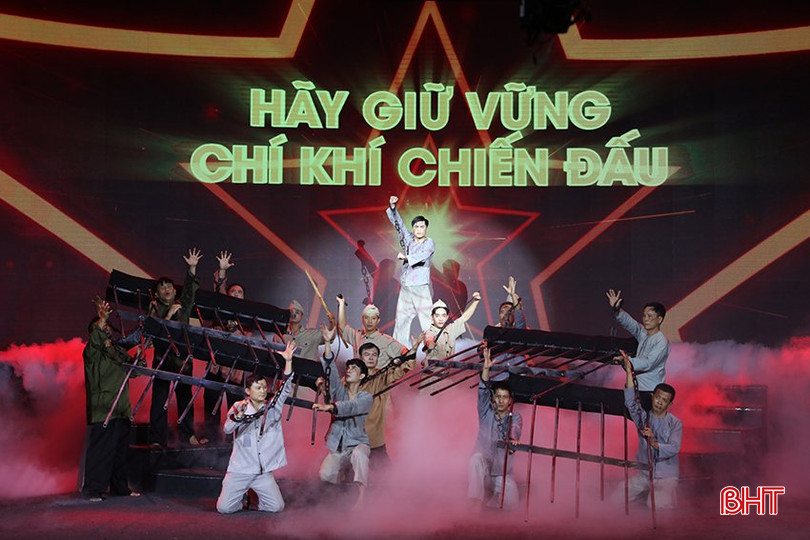 Chương trình nghệ thuật đặc sắc với chủ đề “Hãy giữ vững chí khí chiến đấu” tái hiện những dấu mốc quan trọng trong suốt cuộc đời hy sinh, cống hiến của Tổng Bí thư Trần Phú. 1v.jpeg