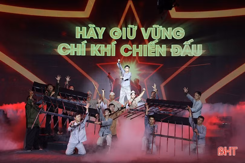 Phút lâm chung, đồng chí Trần Phú nắm tay một đồng chí bạn tù cùng nằm ở nhà thương dặn lại: “Trước sau tôi chỉ mong anh chị em hãy giữ vững chí khí chiến đấu”. (Trong ảnh: Chương trình nghệ thuật tại Lễ kỷ niệm 120 năm Ngày sinh Tổng Bí thư Trần Phú do Tỉnh ủy Hà Tĩnh tổ chức).