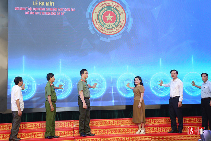 Các đại biểu ấn nút ra mắt mô hình. aaa1111.jpg