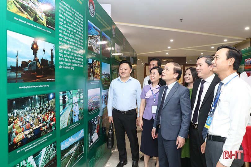Đại biểu Trung ương và tỉnh Hà Tĩnh tham quan triển lãm ảnh, tư liệu về Tổng Bí thư Trần Phú và sự phát triển của Hà Tĩnh. aIMG_9519 copy.jpg