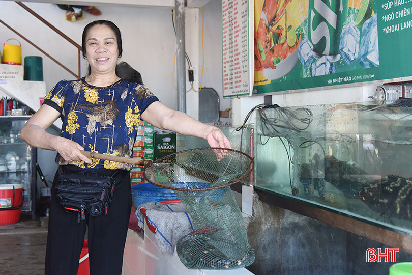Bà Trần Thị Ất - chủ nhà hàng Thái Ất nhập các loại hải sản tươi ngon và thực hiện niêm yết giá để thực khách yên tâm lựa chọn. aDSC_3961 copy.jpg