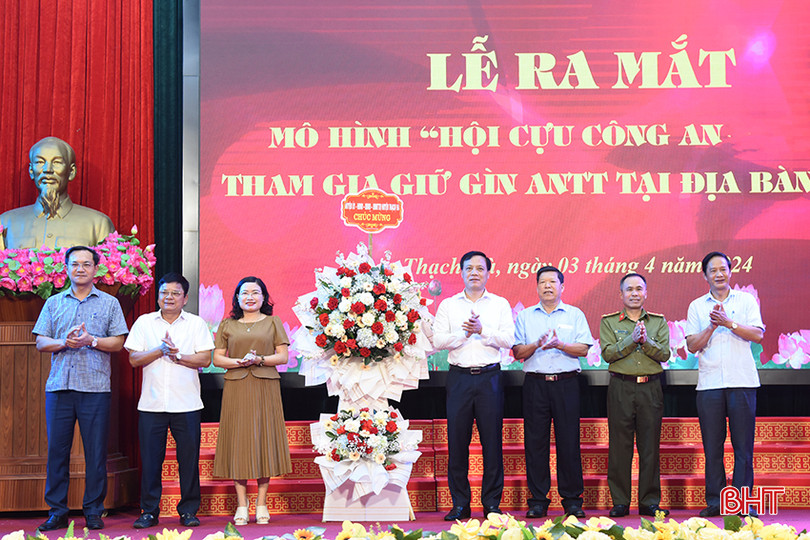 Huyện ủy - UBND - Ủy ban MTTQ huyện Thạch Hà tặng hoa chúc mừng mô hình. aaaDSC_3072 copy.jpg