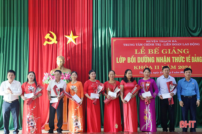 Liên đoàn Lao động huyện Thạch Hà phối hợp Trung tâm Chính trị huyện tổ chức lớp bồi dưỡng nhận thức về Đảng (tháng 3/2024). aThachh Ha - Cong doan copy.jpg