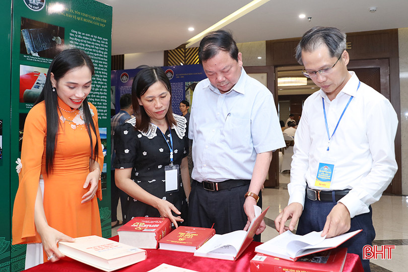 Tác giả (thứ 2 từ phải sang) và các đại biểu bên lề hội thảo khoa học về Tổng Bí thư Trần Phú tại TP Hà Tĩnh tháng 4/2024. IaMG_9476 copy.jpg