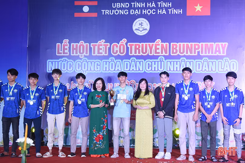 Dịp này, lãnh đạo nhà trường trao tặng huy chương cho các đội bóng đạt giải tại giải bóng đá lưu học sinh Lào diễn ra từ 30/3 - 6/4.