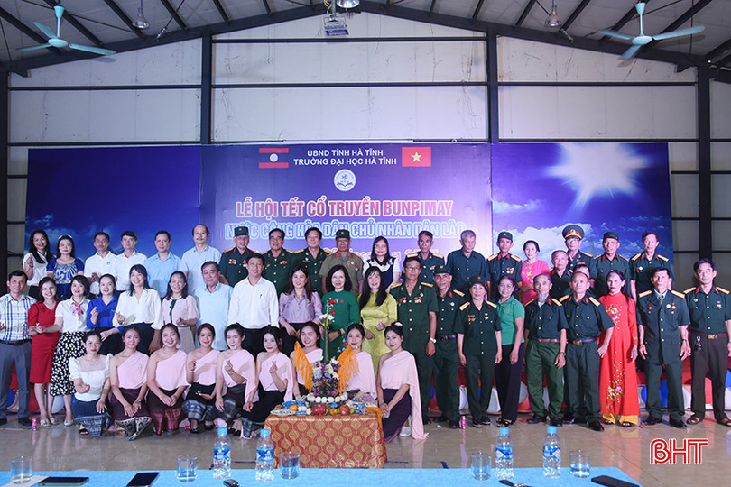 Các lưu học sinh Lào cũng được đón nhận lời chúc năm mới và những món quà thắm tình hữu nghị từ Ban Giám hiệu Trường Đại học Hà Tĩnh; Công an tỉnh; Sở Ngoại vụ; Ban Liên lạc quân tình nguyện và chuyên gia quân sự giúp đỡ cách mạng Lào tỉnh Hà Tĩnh; Ban Liên lạc quân tình nguyện và chuyên gia quân sự giúp đỡ cách mạng Lào huyện Cẩm Xuyên.