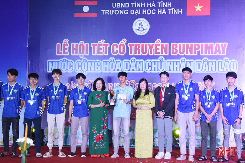 Dịp này, lãnh đạo nhà trường trao tặng huy chương cho các đội bóng đạt giải tại giải bóng đá lưu học sinh Lào diễn ra từ 30/3 - 6/4.