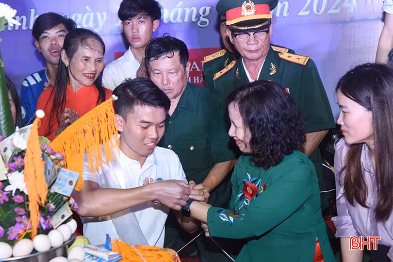 Các đại biểu cùng tham gia phong tục buộc chỉ cổ tay...