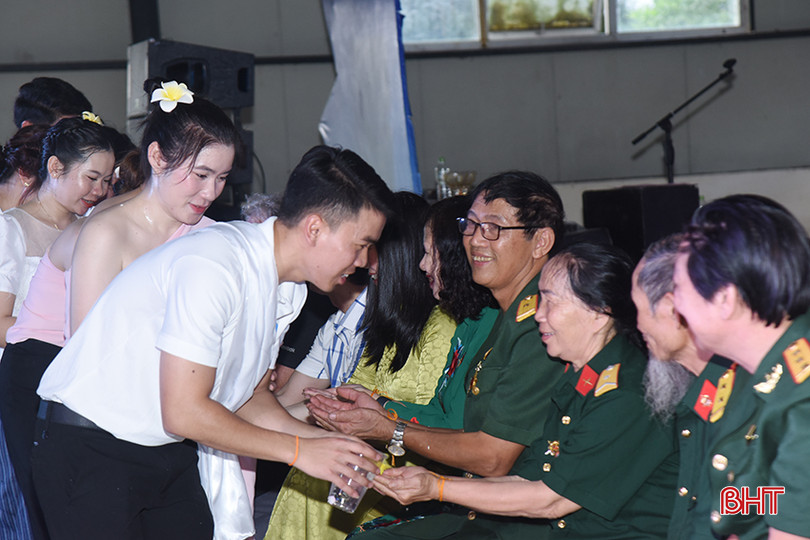 ... và tục té nước với ý nghĩa mang lại sự phồn vinh, ấm no, hạnh phúc.