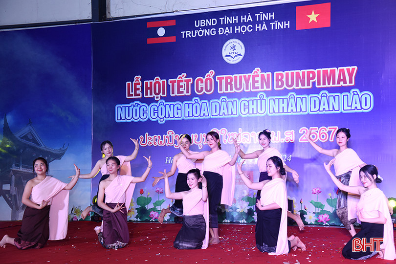 Tết Bunpimay diễn ra từ 13 - 15/4 dương lịch hằng năm. Tại buổi lễ, các đại biểu đã được thưởng thức các tiết mục văn nghệ do lưu học sinh Lào và học sinh Việt Nam biểu diễn.