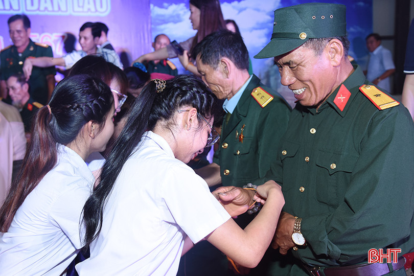 Buộc chỉ cổ tay và té nước là nghi lễ quan trọng trong lễ tết Bunpimay của Lào. DSC_3641 copy.jpg