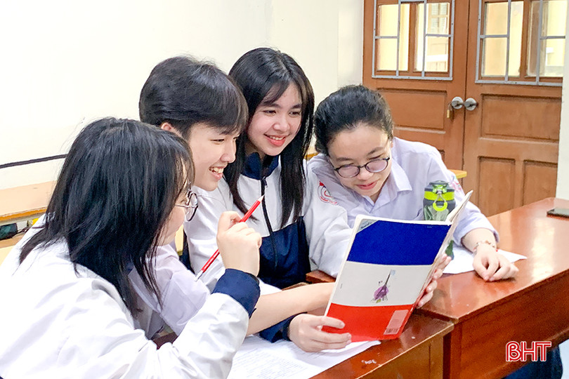 Phương Linh (thứ 2 từ phải sang) cùng các bạn ôn tập trước kỳ thi cuối năm. IMsG_3540-2.jpg