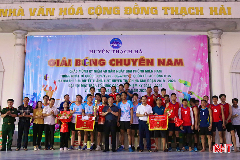 Giải đấu nhằm nâng cao sức khỏe, thắt chặt mối đoàn kết, gắn bó, tăng cường giao lưu, học hỏi kinh nghiệm giữa các đơn vị, thi đua lập nhiều thành tích chào mừng các ngày lễ lớn và đón mùa du lịch biển Thạch Hải năm 2024. (Ảnh: BTC trao giải cho các đội giành giải nhất và giải nhì).