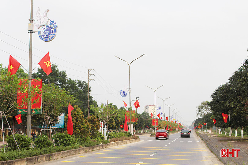 Trên nhiều nẻo đường, cờ hoa rực rỡ hướng tới kỷ niệm 120 ngày sinh Tổng Bí thư Trần Phú. BA.jpeg