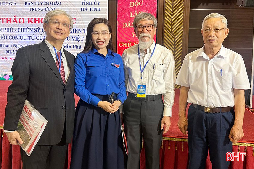 Ông Trần Thanh Bình (ngoài cùng bên trái) cùng các đại biểu bên lề hội thảo khoa học về Tổng Bí thư Trần Phú diễn ra tại TP Hà Tĩnh. 2v.jpeg