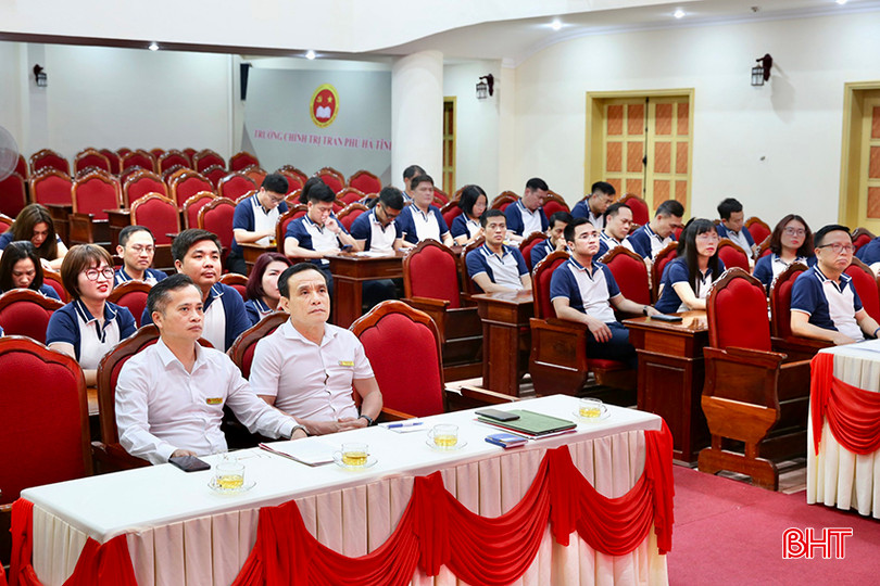 Lớp Cao cấp lý luận chính trị K74.A05, hệ tập trung (Học viện Chính trị Quốc gia Hồ Chí Minh) nghe trao đổi thông tin về xây dựng NTM ở Hà Tĩnh tại hội trường Trường Chính trị Trần Phú chiều 1/4. a1 copy.jpg