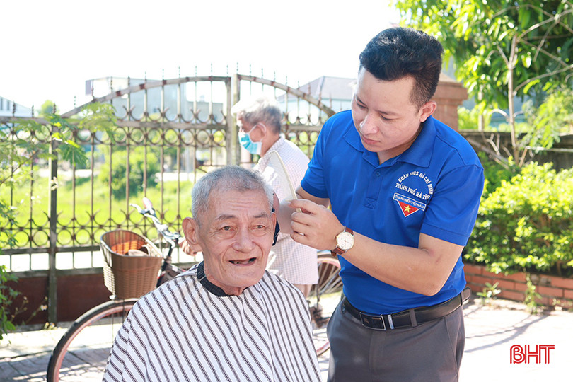 Anh Võ Tá Đức là cán bộ đoàn tiêu biểu, là hạt nhân kết nối thanh niên lương - giáo. Duc Thachh trung 2 copy.jpg