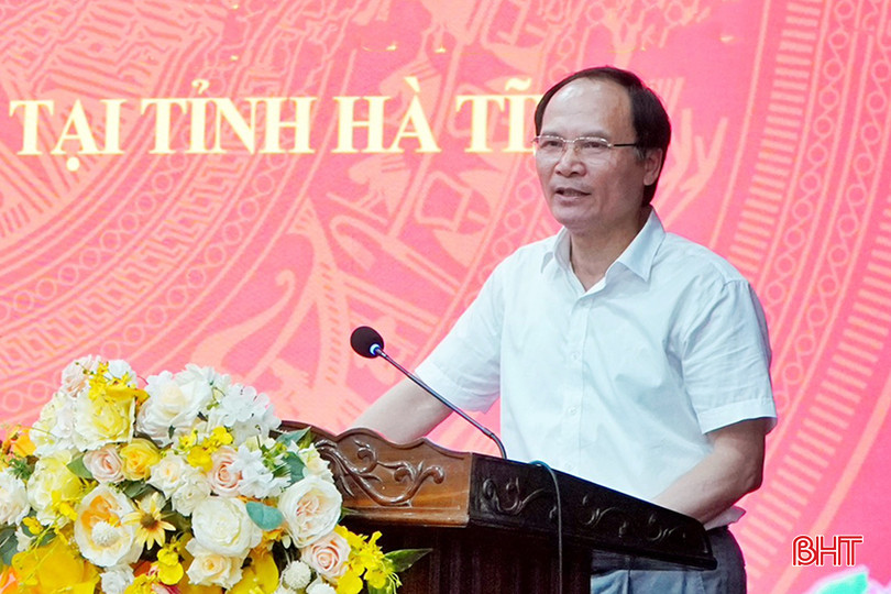 Giám đốc Sở NN&PTNT Nguyễn Văn Việt thông tin với đoàn về kết quả thực hiện chương trình mục tiêu quốc gia xây dựng NTM giai đoạn 2011-2020, lũy kế đến nay; nhiệm vụ giải pháp thời gian tới. aaa11.jpg