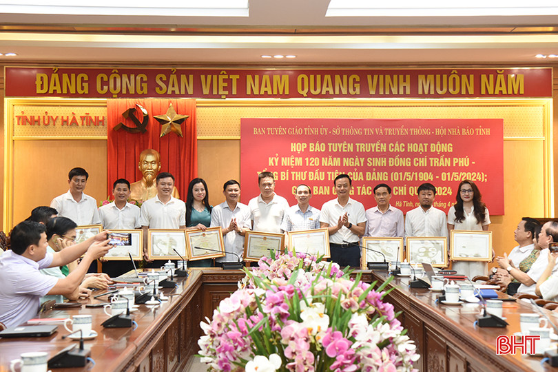 Dịp này, 2 tập thể và 7 cá nhân được trao bằng khen của Chủ tịch UBND tỉnh vì đã có nhiều hoạt động thông tin, tuyên truyền góp phần phát triển kinh tế - xã hội, đảm bảo quốc phòng - an ninh trên địa bàn tỉnh Hà Tĩnh năm 2023. aDSC_3318 copy.jpg