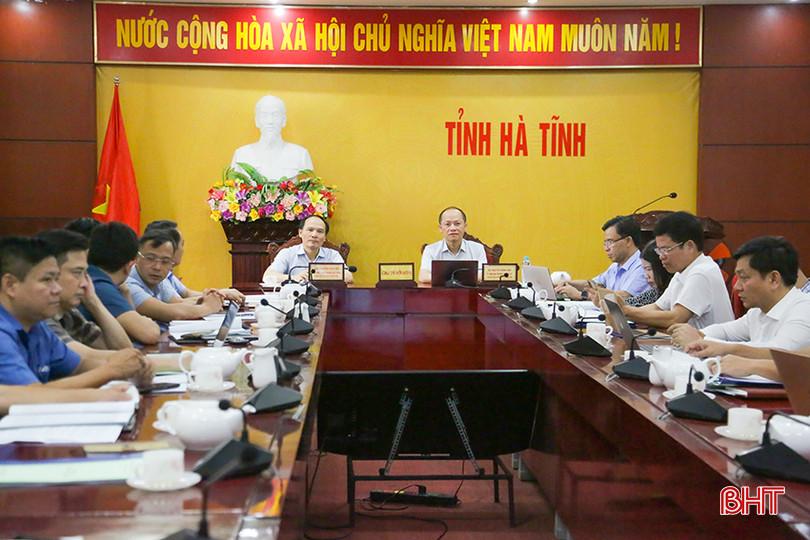 Phó Chủ tịch Thường trực UBND tỉnh Nguyễn Hồng Lĩnh, Giám đốc Sở NN&PTNT Nguyễn Văn Việt chủ trì điểm cầu Hà Tĩnh. 0X5A1276.jpg