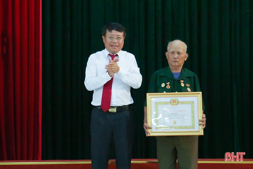 Bí thư Thành ủy Dương Tất Thắng trao Huy hiệu 70 năm tuổi Đảng cho đảng viên Lê Tuấn Bảng.