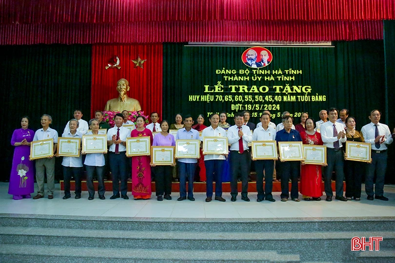 Tại buổi lễ, Ban Tổ chức đã trao huy hiệu Đảng cho 122 đảng viên.