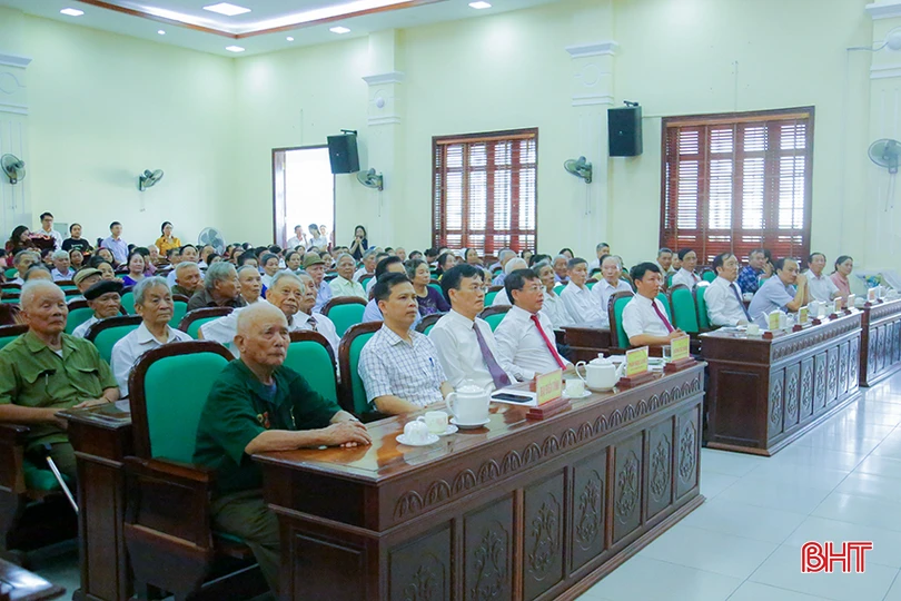 Các đại biểu tham dự buổi lễ.