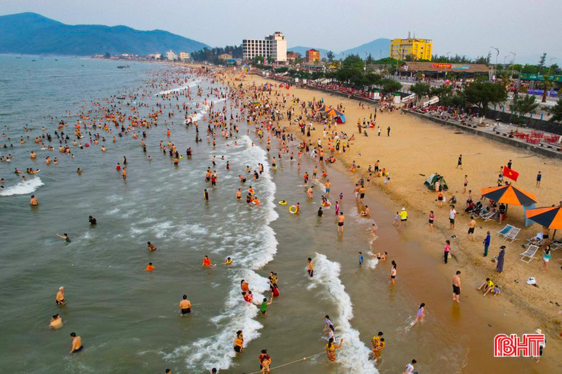 Giá các dịch vụ đi lại, lưu trú, ăn uống ngoài gia đình, dịch vụ cá nhân... có nhiều biến động khi mùa du lịch biển khởi động. bqbht-br-11-8475-6477.jpg