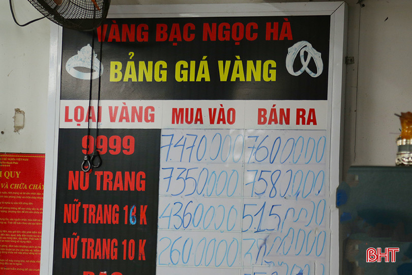 Giá vàng niêm yết sáng tại cửa hàng vàng bạc Ngọc Hà (TP Hà Tĩnh). 0X5A1247.jpg