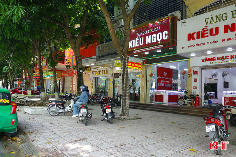 Thị trường vàng ở Hà Tĩnh khá trầm lắng. 0X5A1241.jpg