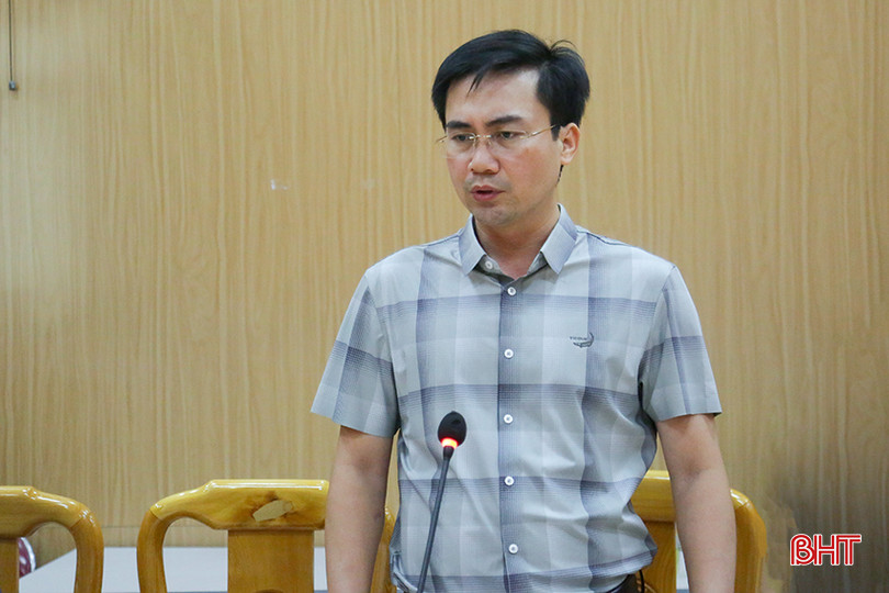 Trưởng phòng Tài Nguyên - Môi trường thành phố Thân Viết Văn giải trình một số vấn đề liên quan đến các kiến nghị của công dân. 0X5A1674.jpg