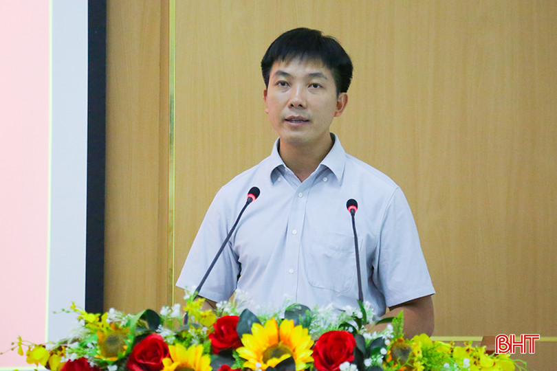 Trưởng phòng Quản lý đô thị thành phố Tô Thái Hòa trình bày một số vấn đề liên quan đến công tác quản lý đô thị và hoạt động xây dựng trên địa bàn thành phố thời gian qua. 0X5A1095.jpg