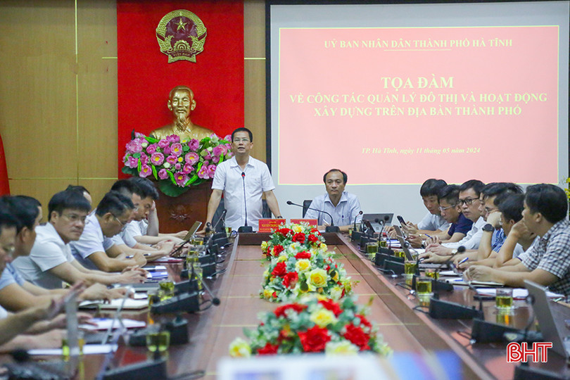 Chủ tịch UBND thành phố Nguyễn Trọng Hiếu, Phó Chủ tịch UBND thành phố Nguyễn Duy Đức chủ trì hội nghị. 0X5A1049.jpg