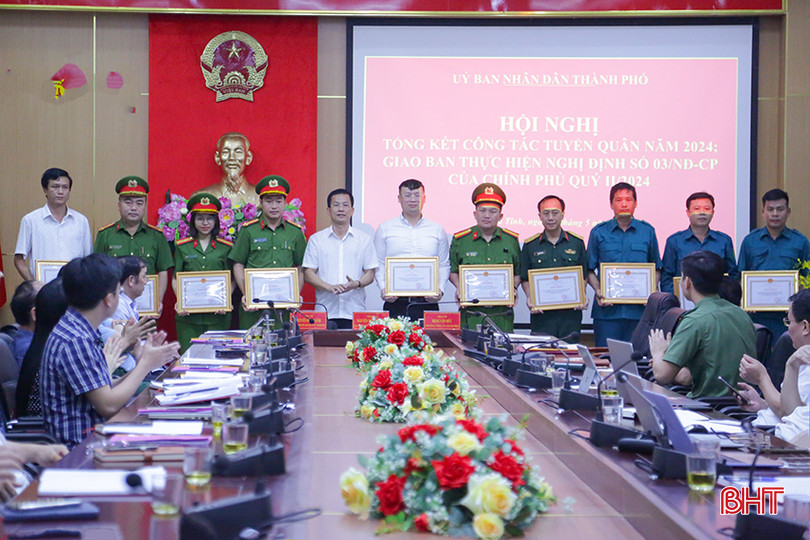 Dịp này, UBND thành phố tặng bằng khen cho 10 tập thể và 10 cá nhân có thành tích xuất sắc trong công tác tuyển chọn và gọi công dân nhập ngũ, thực hiện nghĩa vụ tham gia Công an nhân dân năm 2024. 0X5A0852.jpg