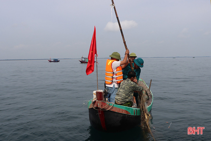 Từ cuối tháng 4 đến nay, lực lượng chức năng tại huyện Cẩm Xuyên đã triển khai 2 đợt ra quân, tháo dỡ hơn 40 cọc tre, 35 phao nổi, 37m lưới mà người dân tự ý khoanh nuôi trên biển. z5469759175803_d279d9f125be6f93cd858684c06d0f6f.jpg