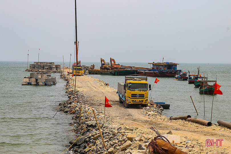 Nhiều máy móc được huy động trên công trường thi công cảng cá Cửa Nhượng. IMG_0150.jpg