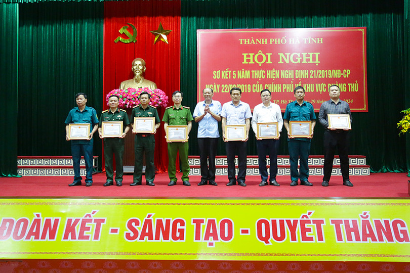Dịp này, UBND TP Hà Tĩnh đã tặng giấy khen cho 8 tập thể và 14 cá nhân có thành tích xuất sắc trong 5 năm thực hiện Nghị định 21. 0X5A2194.jpg
