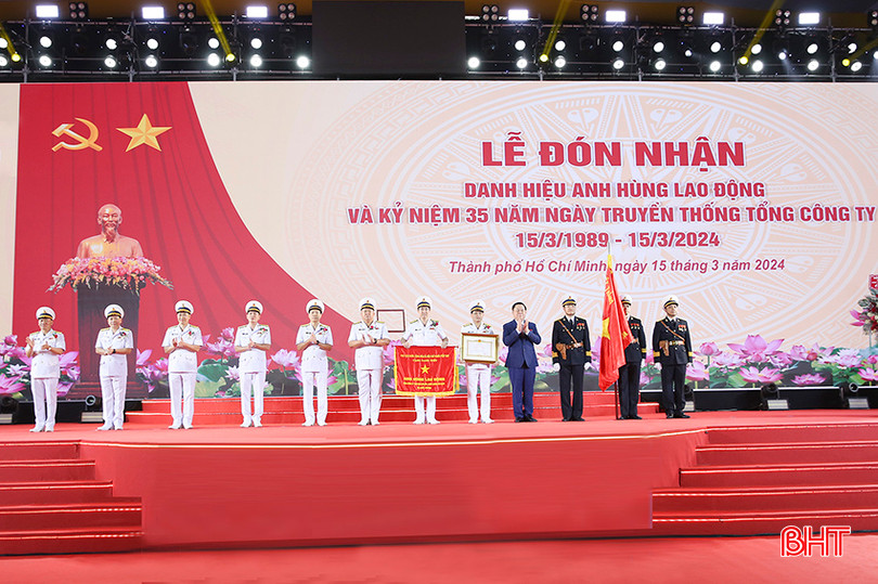Thừa ủy quyền Chủ tịch nước, đồng chí Nguyễn Trọng Nghĩa - Trưởng ban Tuyên giáo Trung ương trao tặng danh hiệu Anh hùng Lao động cho Tổng Công ty Tân Cảng Sài Gòn. a10.jpg