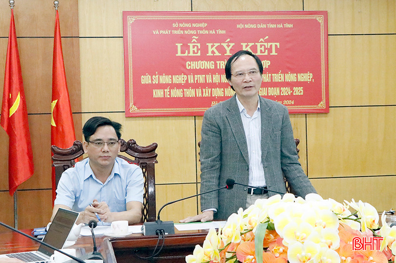 Giám đốc Sở NN&PTNT Nguyễn Văn Việt - Chánh Văn phòng Điều phối NTM tinh và Chủ tịch Hội Nông dân tỉnh Ngô Văn Huỳnh chủ trì lễ ký kết chương trình phối hợp A_8061.jpg